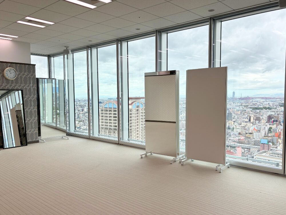 あべのハルカス校の教室内にある大きな姿見