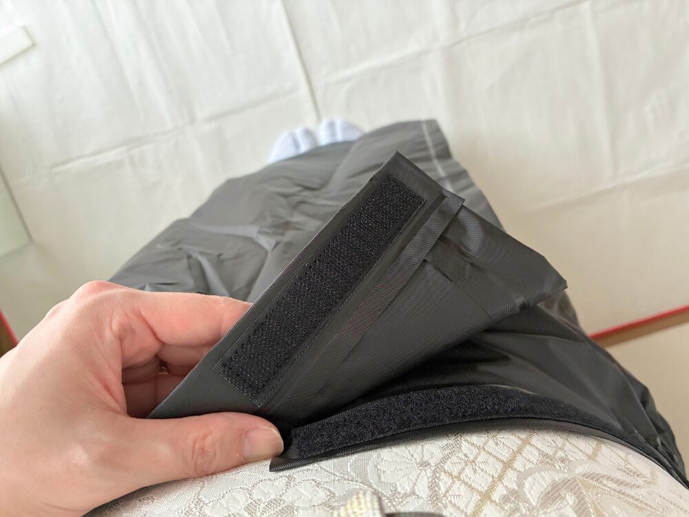 レインスカートのマジックテープ部分のアップ