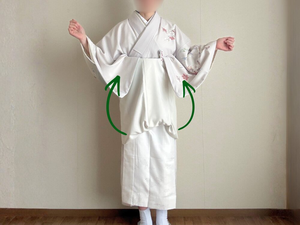帯に裾と袖を挟んだ様子