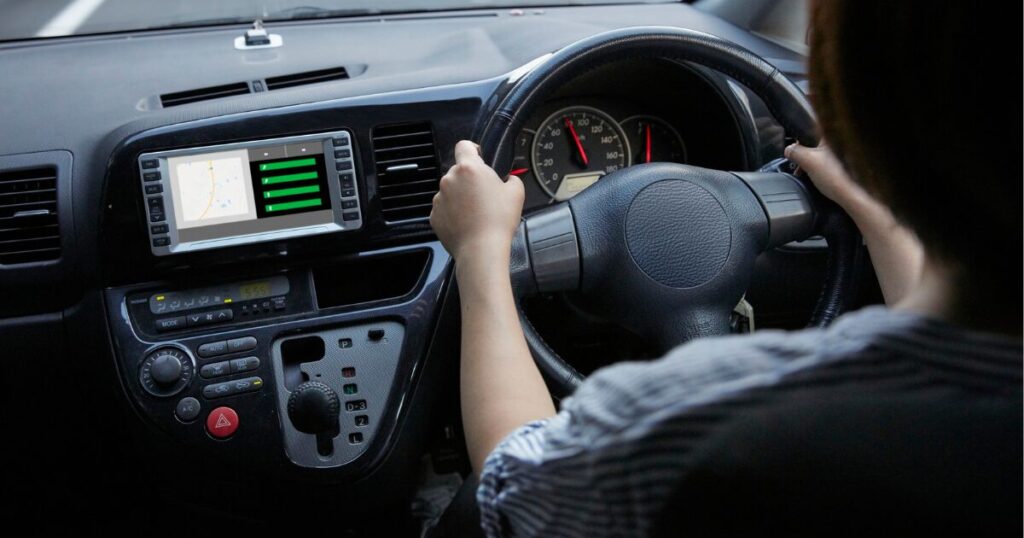 車を運転する人