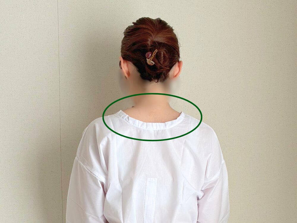 ワンピース肌着を着用した後ろ姿